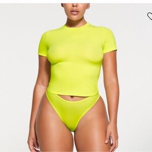 SKIMS Fits Everybody T-Shirt- Daffodil